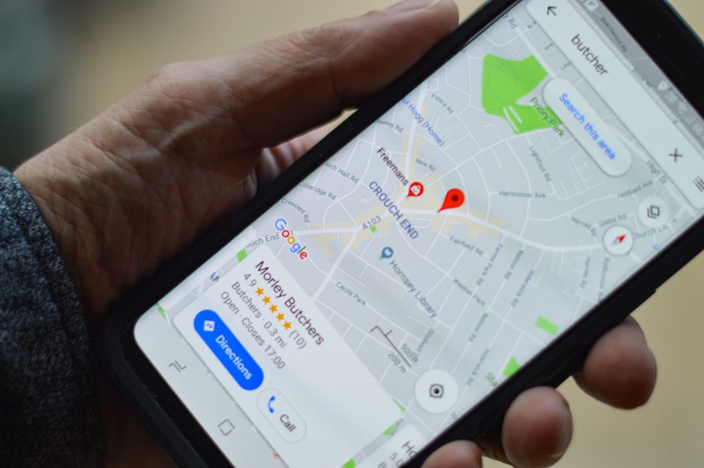 personne qui localise sur google maps