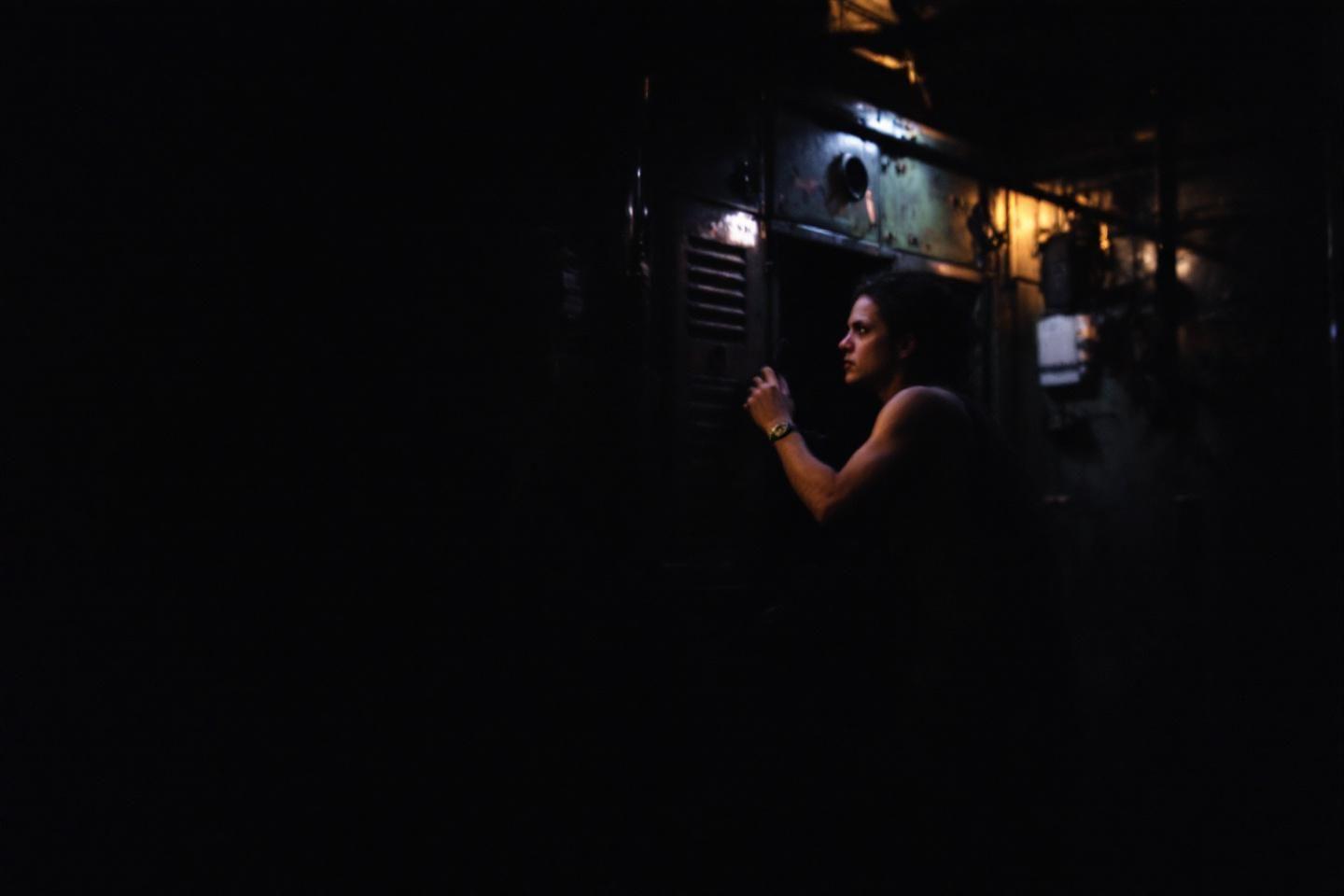 Silhouette féminine dans l'obscurité près d'un train ancien