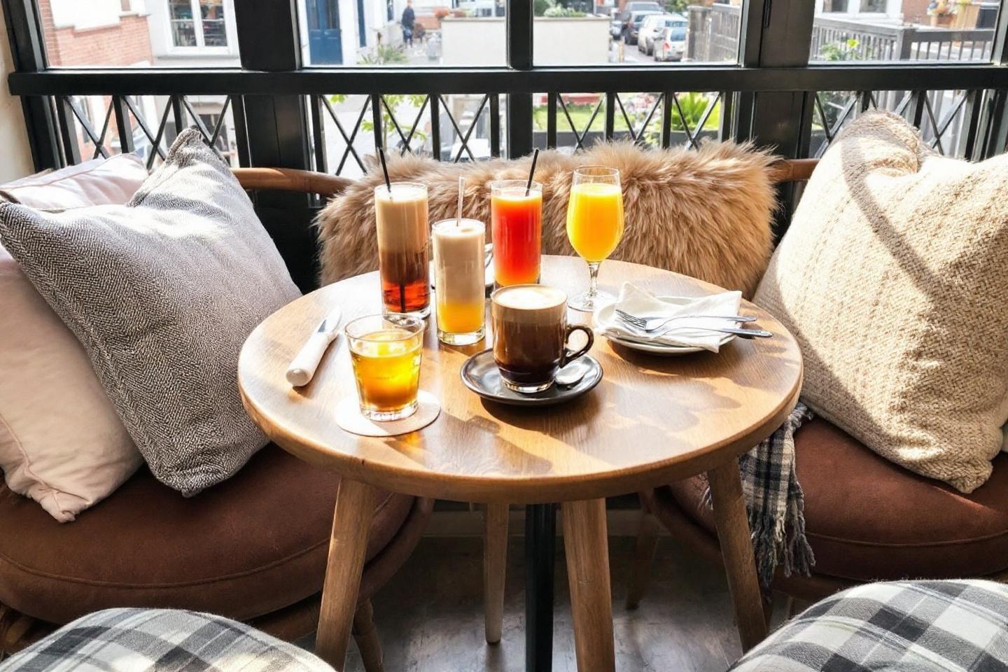 Table en bois avec boissons chaudes et froides, coussins moelleux
