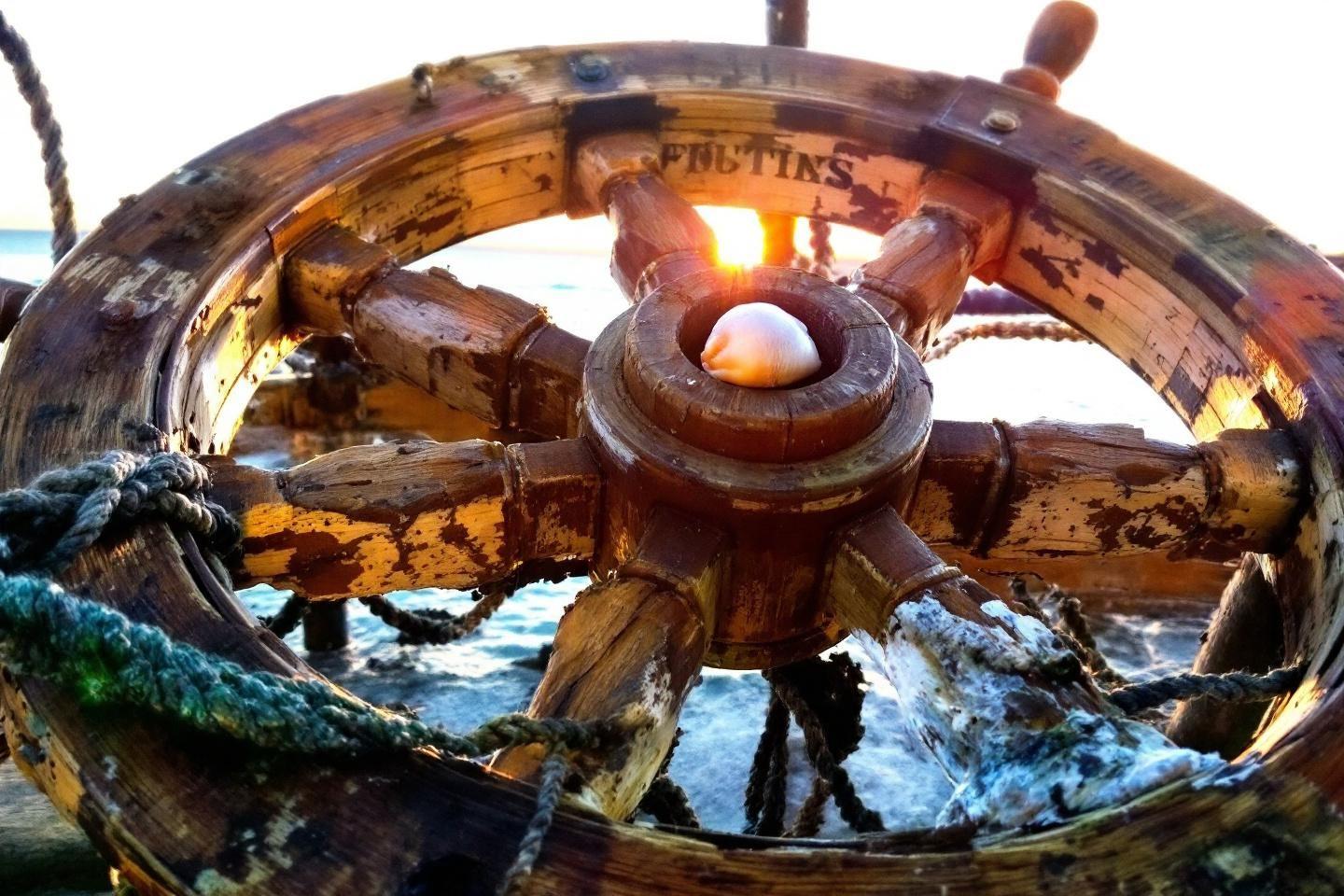 Gouvernail en bois usé avec lumière dorée à travers