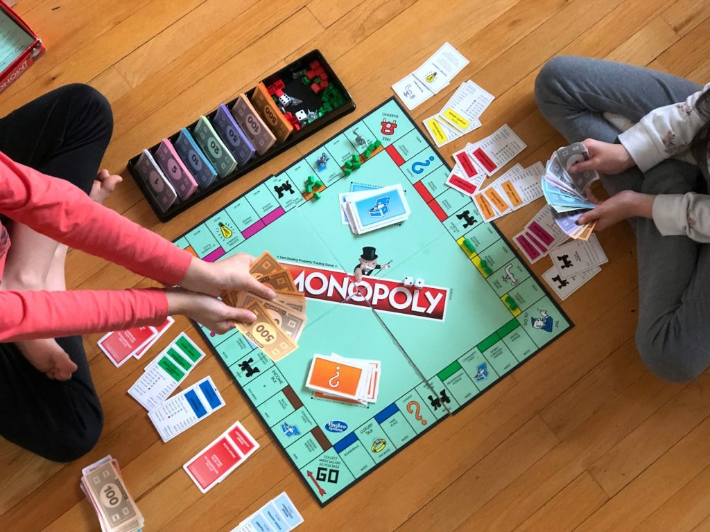 deux personnes jouant au Monopoly