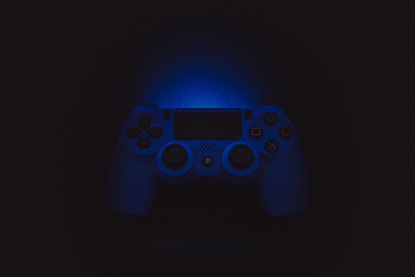 Manette PS4 qui clignote bleu : causes et solutions