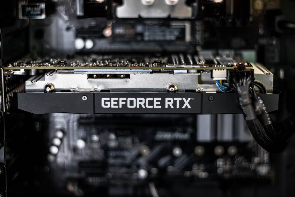 photographie sélective de la carte graphique GEFORCE RTX