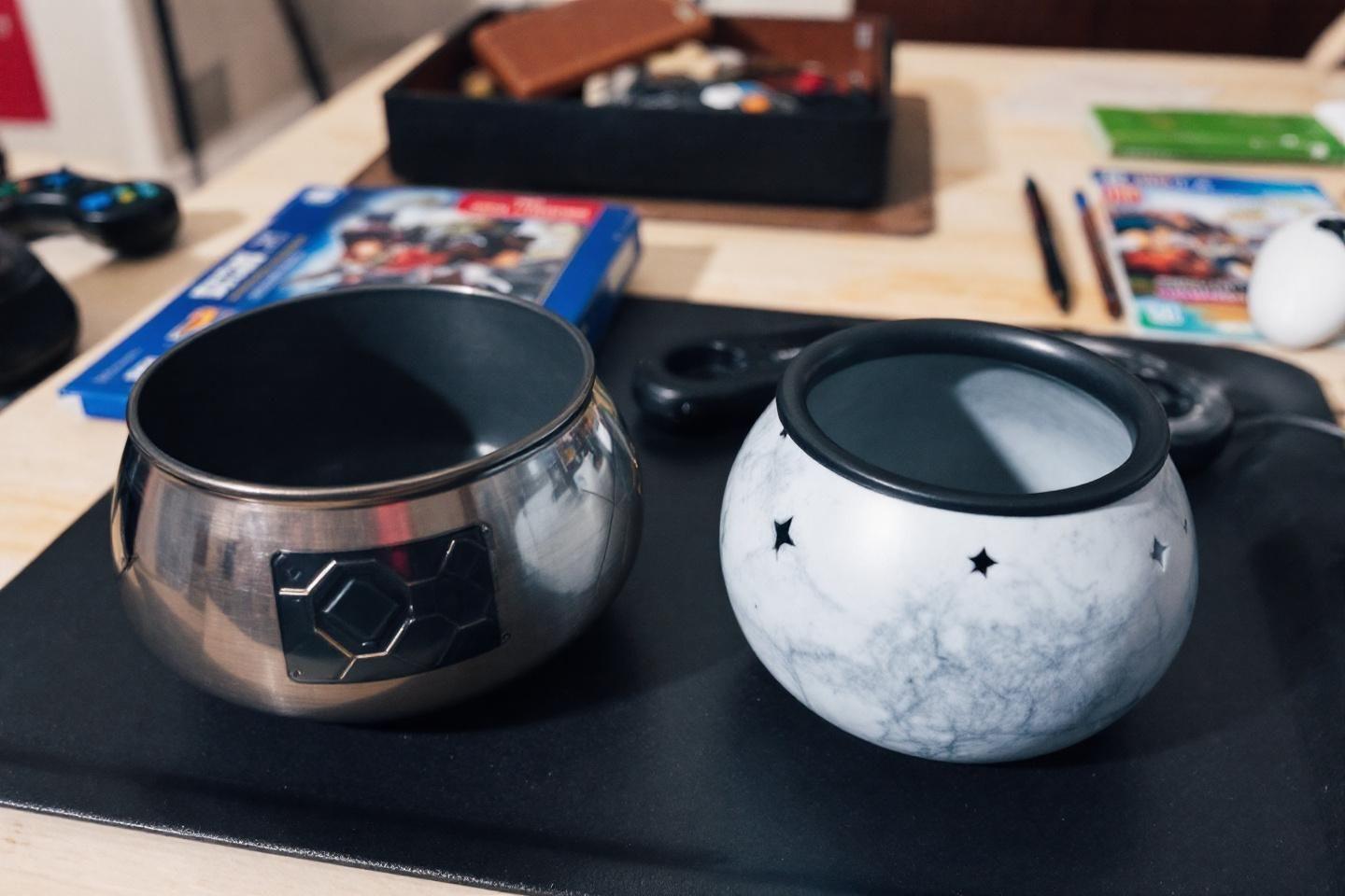 Boules métallique et blanche avec étoiles sur surface noire