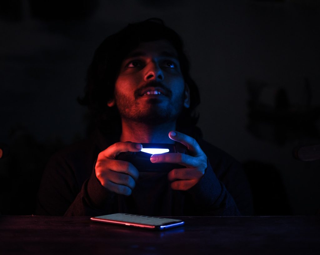 homme jouant ps4