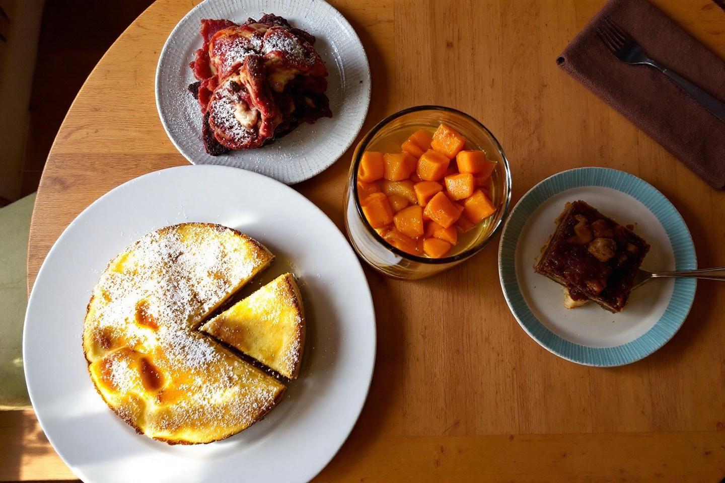Plusieurs assiettes avec gâteaux, fruits et poudre de sucre