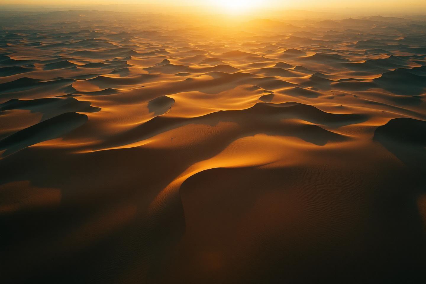 Paysage désertique avec dunes ondulantes sous lumière dorée