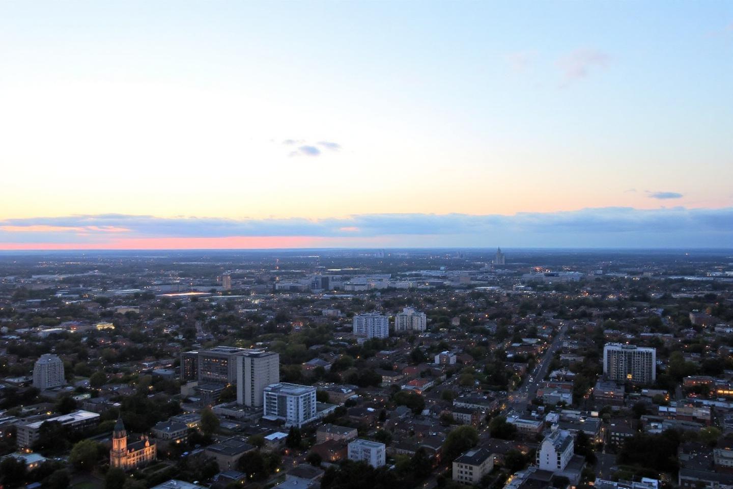 Paysage urbain au cr&eacute;puscule avec immeubles et horizon lointain