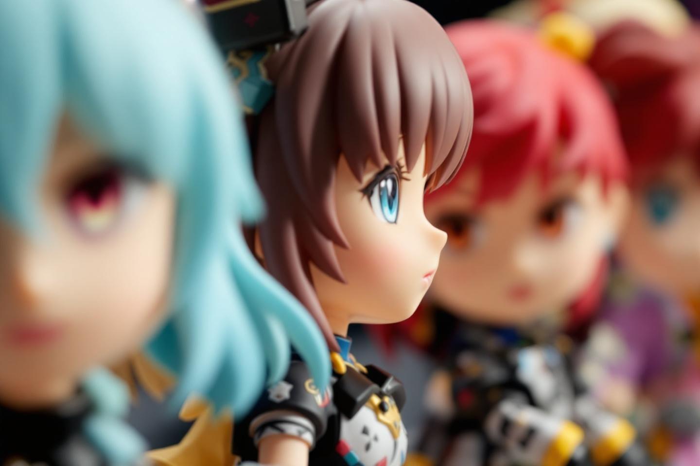 Trois figurines d'anime aux cheveux colorés en vue rapprochée
