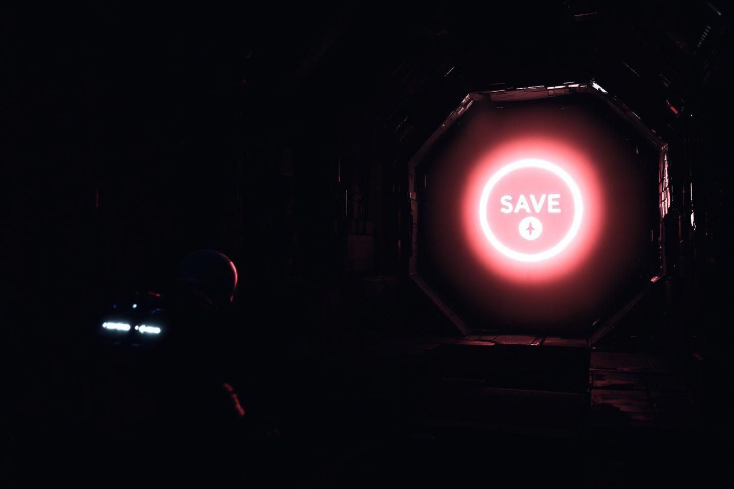 Bouton Save rouge vif dans un cadre octogonal sombre