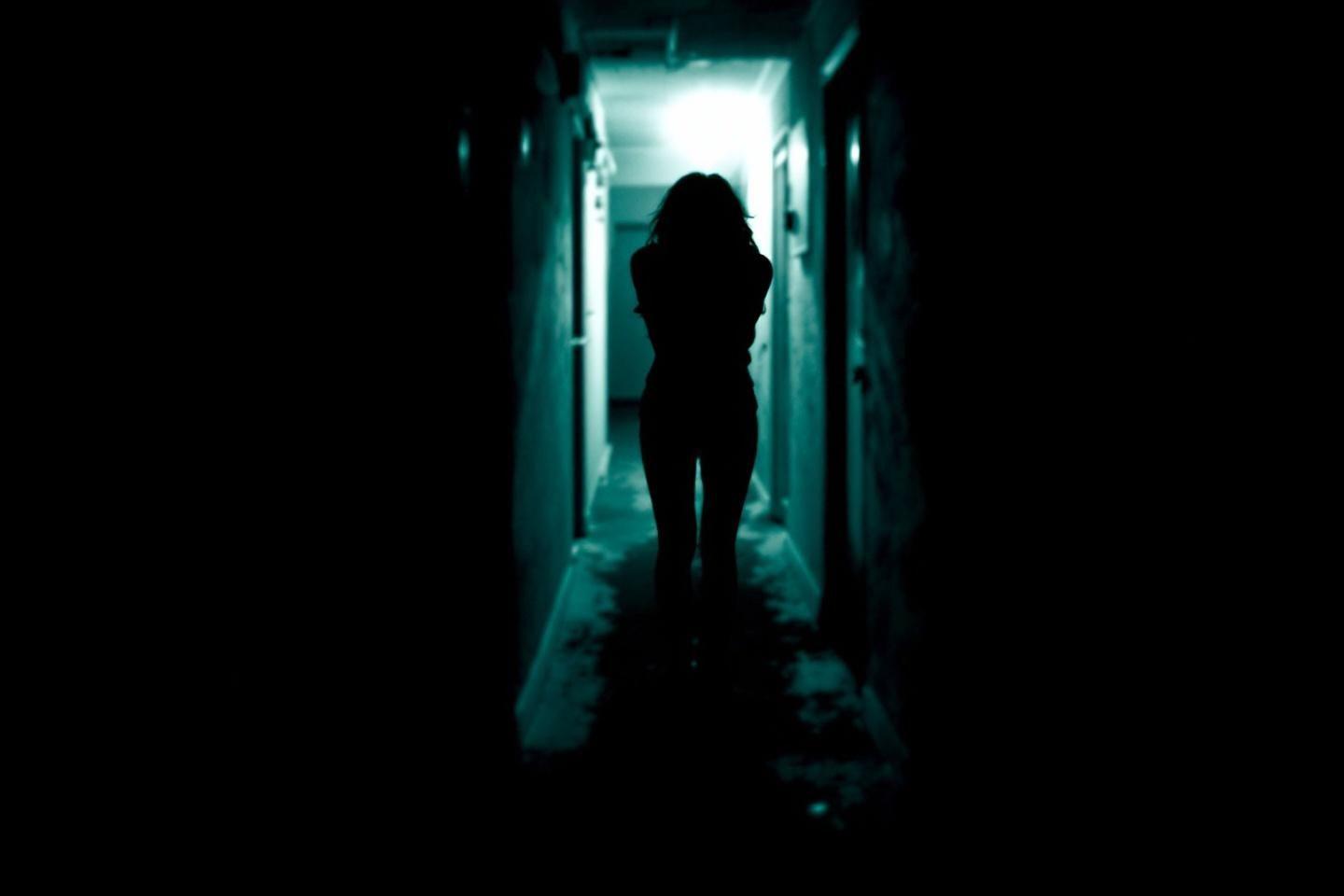 Silhouette effrayante dans un couloir obscur et menaçant