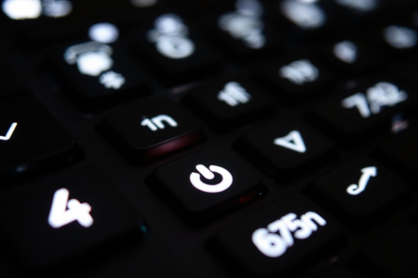 Gros plan sur un clavier noir avec touches blanches