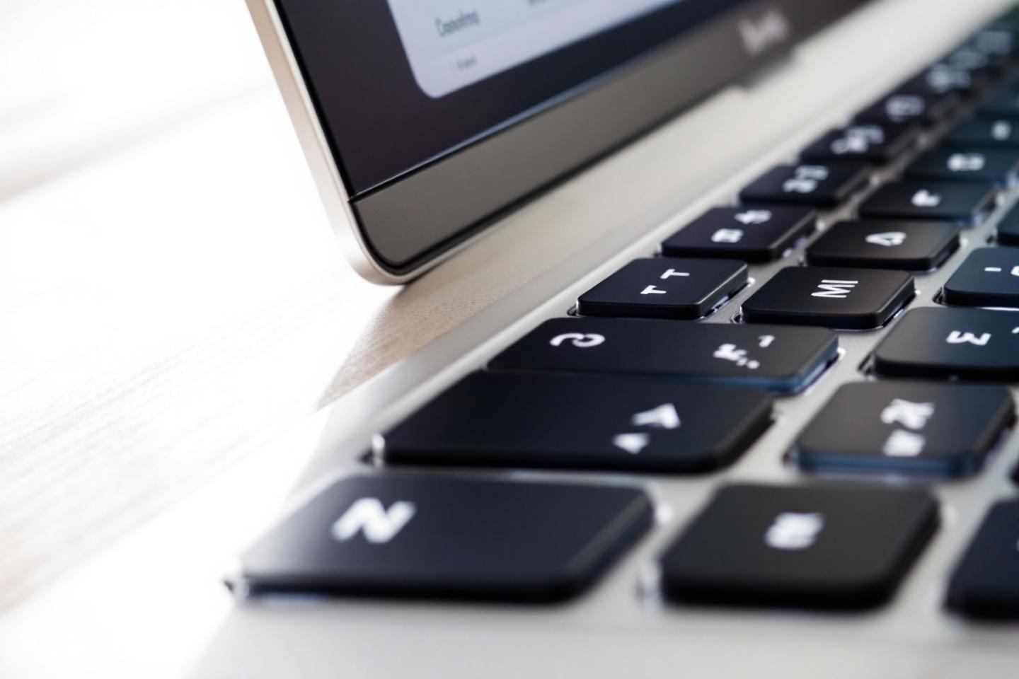 Touches noires de clavier avec écran d'ordinateur en arrière-plan