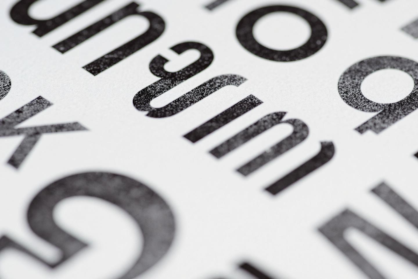 Gros plan sur des caractères typographiques noir et blanc
