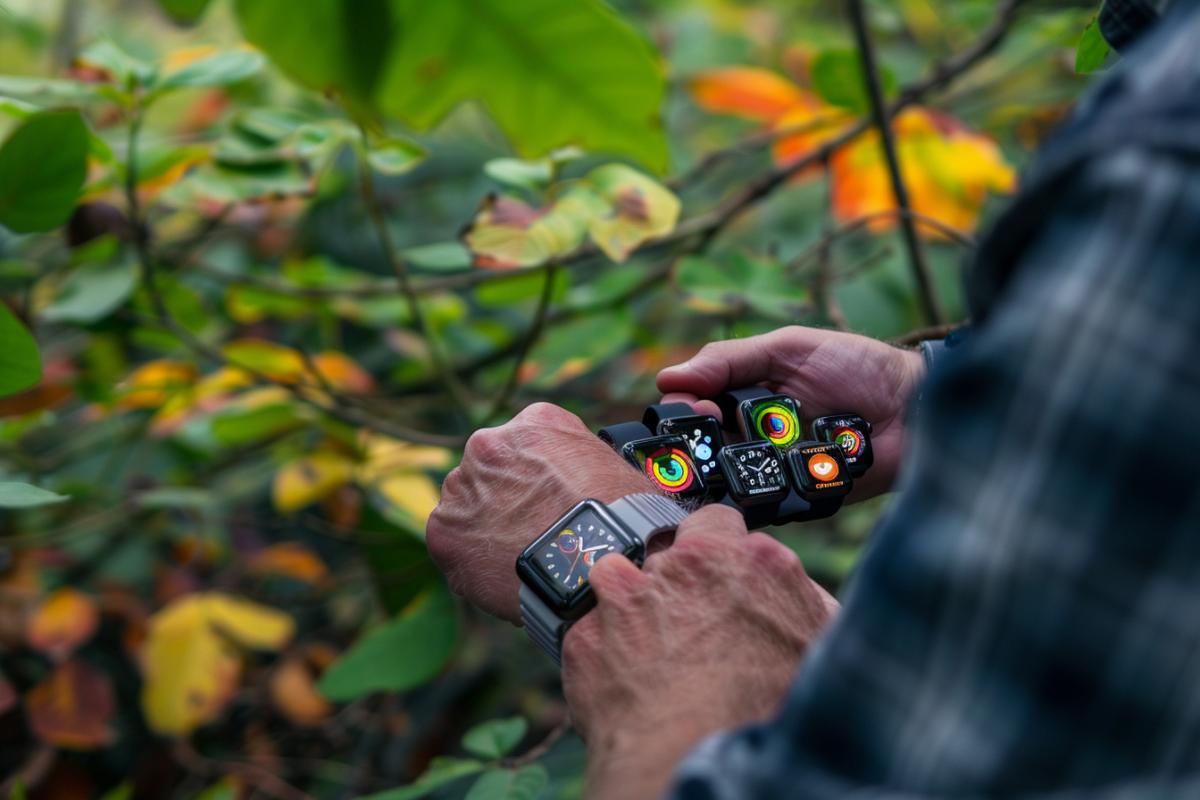 Un homme découvre 200 Apple Watch abandonnées dans la nature : trouvaille inattendue