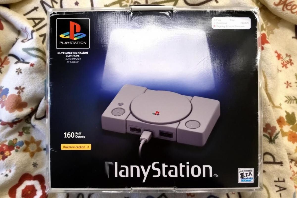 Unboxing d'une PlayStation 1 neuve scellée : la communauté veut savoir "à quoi elle sent
