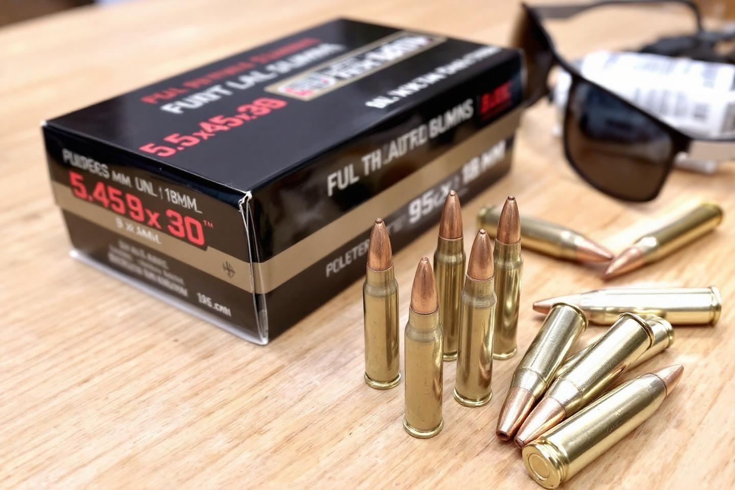 Boîte et cartouches de munitions 5.45x39 mm avec lunettes