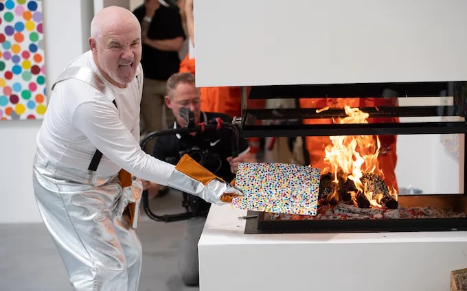 Damien Hirst annonce la mise à feu sur Instagram