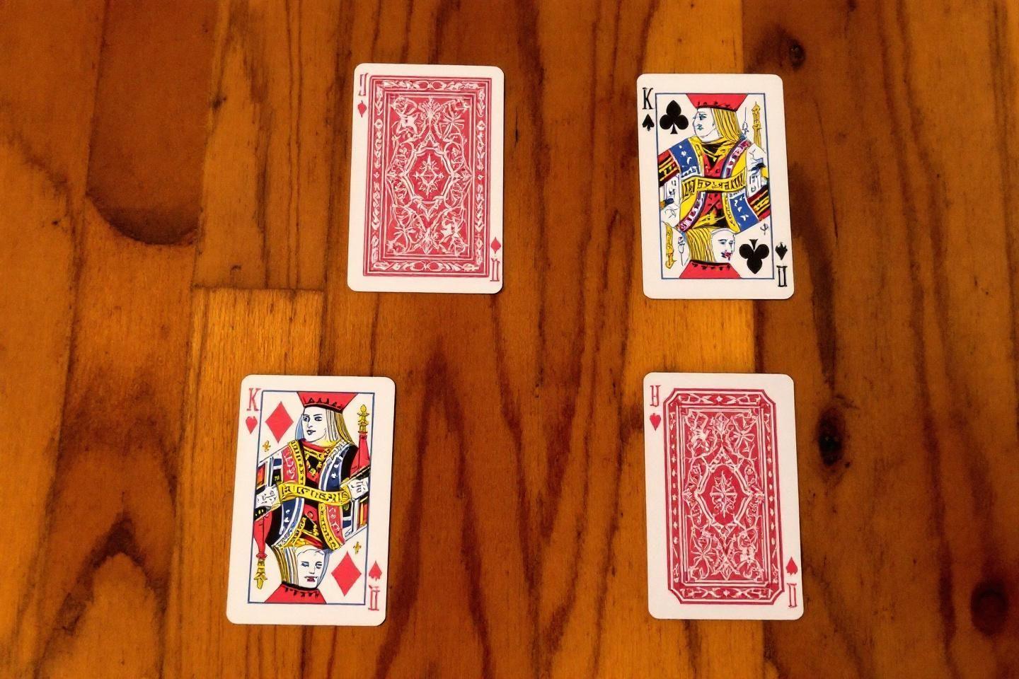 Quatre cartes &agrave; jouer, deux faces visibles et deux dos