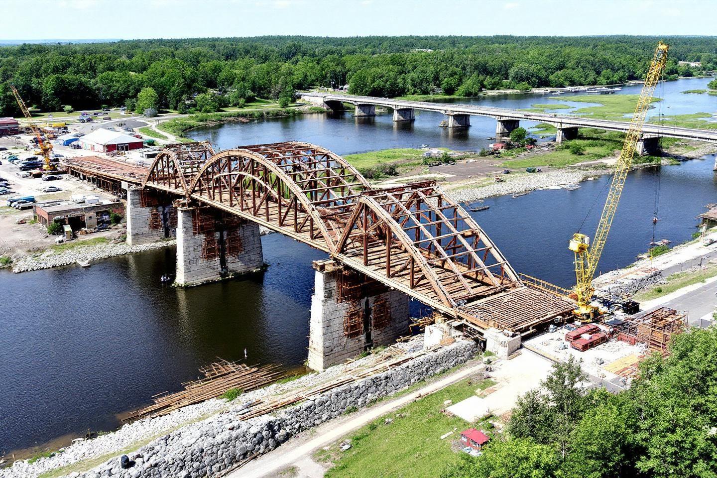 Vue a&eacute;rienne d'un pont arqu&eacute; en cours de r&eacute;alisation
